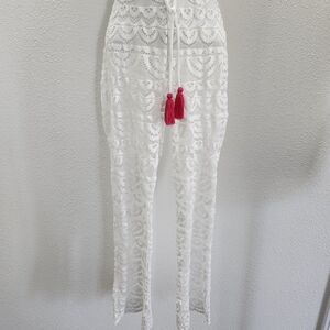 Chic White Lace Cropped Pants